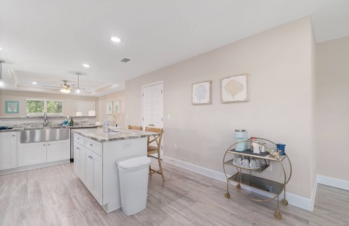 Ono Island House | Minutes to FL&AL beaches & attractions! Owner managed~Fenced backyard~ Stocked!