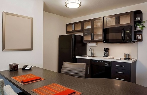 Southfield Resort | Minutes to Marvin’s Marvelous Mechanical Museum! Private Kitchen, Free Parking