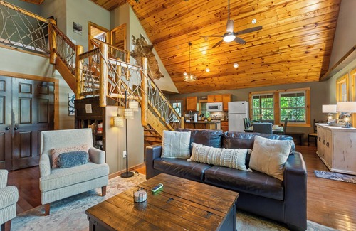 Slade Cabin | Minutes to Nada Tunnel + Natural Bridge SP/Views - Hot Tub - Firepit