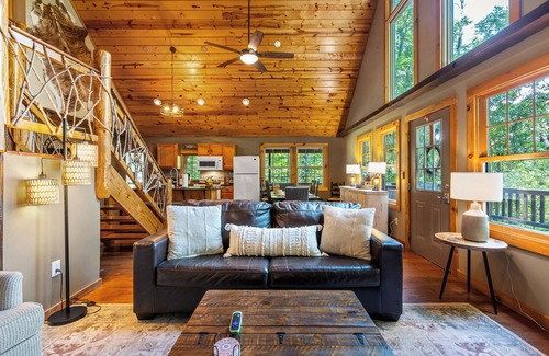 Slade Cabin | Minutes to Nada Tunnel + Natural Bridge SP/Views - Hot Tub - Firepit