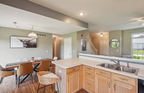 Granger House | Minutes to ND-Sleeps 10+, Family+Pet-Friendly, Early Check-In, Big Yard & Clean!