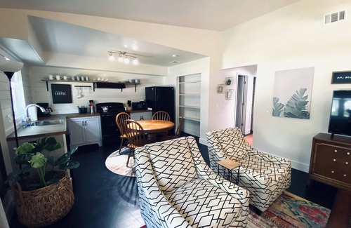 Crystal River House | Minutes to the beach | Three Sisters Spring |SLEEPS 6 |