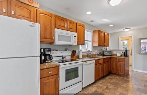 Devon House | Minutes to Walnut Beach, newly renovated 3 bedroom home
