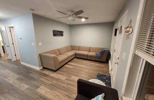 Devon House | Minutes to Walnut Beach, newly renovated 3 bedroom home