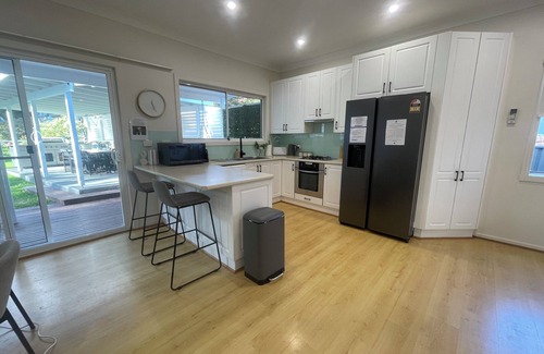 Mirrabooka House | Mirra Mirra -Hidden Gem By The Lake - Pet Friendly