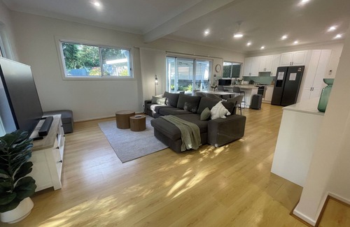 Mirrabooka House | Mirra Mirra -Hidden Gem By The Lake - Pet Friendly