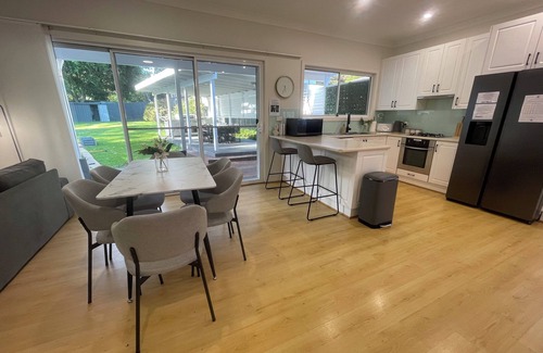 Mirrabooka House | Mirra Mirra -Hidden Gem By The Lake - Pet Friendly