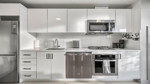 Connaught House | Miso 2 BD - Skyline View Patio Gym Pool & AC