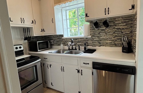 Ottawa House | Miss Merrimac- 4bdrm/2 full bth
