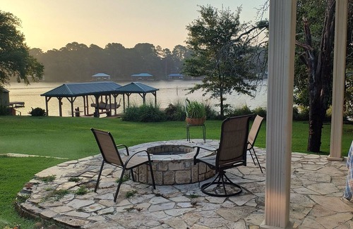 Berryville House | Miss Piggy's Edgewater Guest House 2 of 2, on the Cove, Lake Palestine, 8 beds