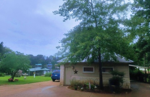 Berryville House | Miss Piggy's Edgewater Guest House 2 of 2, on the Cove, Lake Palestine, 8 beds