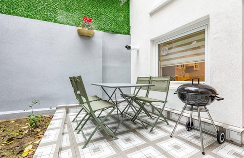 Ortakoy Apartment | Missafir House with Refreshing Garden in Besiktas