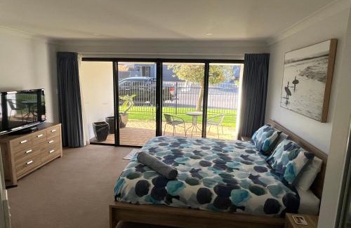 Moana Apartment | Moana Seaside Retreat - 2 Bedroom, spa , living area & pet friendly