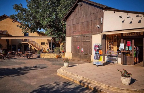 Vitrac House | Mobil-home | Ultimate | 2 Ch. | 4 pers. | Single terrace with Jacuzzi | A/C | TV
