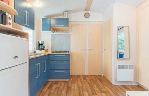 La Roque-d'Antheron House | Mobile Home 'La Roque 139' with shared swimming pool, private terrace and air conditioning