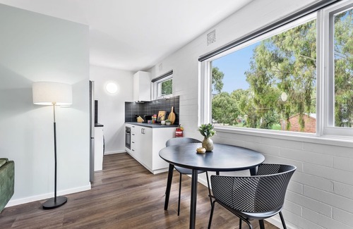 Parkville Apartment | Modern 1-Bed Apartment with Cosy Balcony
