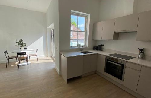 Tadworth Apartment | Modern 1-Bed Apartment with Balcony-Tadworth