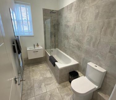 Tadworth Apartment | Modern 1-Bed Apartment with Balcony-Tadworth