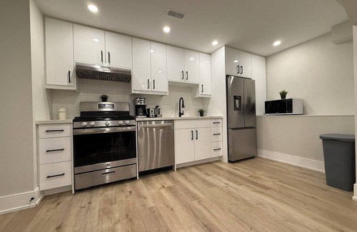 Little Portugal House | Modern 1-Bedroom Apartment Downtown Toronton