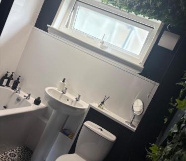 East Kilbride Apartment | Modern 1 bedroom flat full flat