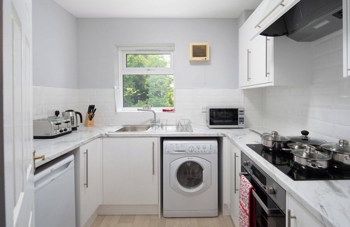 Southgate Apartment | Modern 1-Bedroom in Crawley with Free Parking