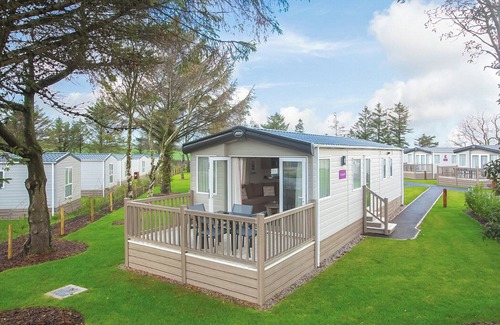 White Cross House | Modern 12ft-wide holiday home with one double with en suite W.