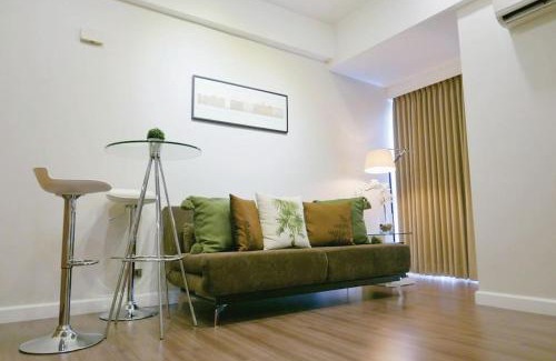 Wack-Wack Greenhills Villa | Modern 1BD Executive Suite, Netflix Wifi Pool Gym