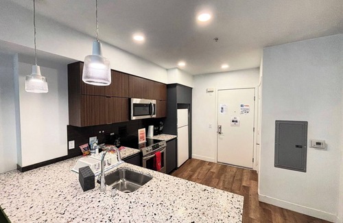 Koreatown House | Modern 1BR Getaway with Balcony Views in DTLA & K-Town, Rooftop,WIFI and AC