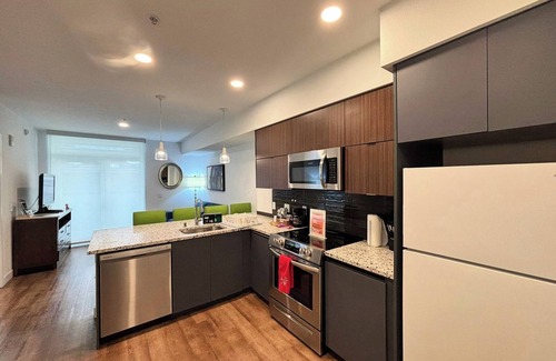 Koreatown House | Modern 1BR Getaway with Balcony Views in DTLA & K-Town, Rooftop,WIFI and AC