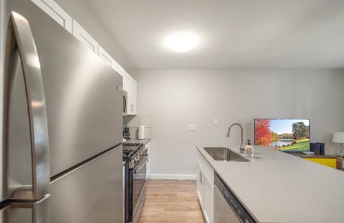 Hyde Park Apartment | Modern 1BR Near UT Hyde Park Evonify