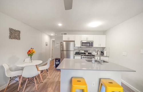 Hyde Park Apartment | Modern 1BR Near UT Hyde Park Evonify