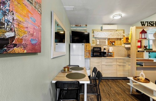 Downtown Hollywood Apartment | Modern 1BR Studio in Hollywood | Free Parking