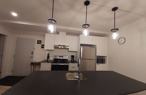Pointe-de-Sainte-Foy Apartment | Modern 1BR w/den, Skyline Views, Gym and Pool