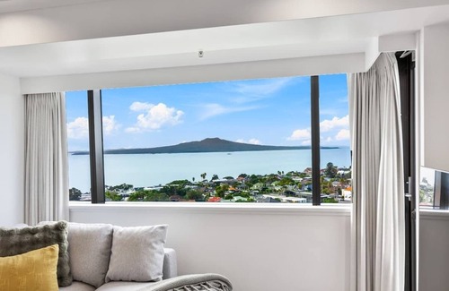 Takapuna Apartment | Modern 1BR w Pool & Gym, Steps to Takapuna Beach