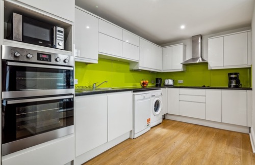 The City of London Apartment | Modern 1BR with Patio in the Heart of Holborn