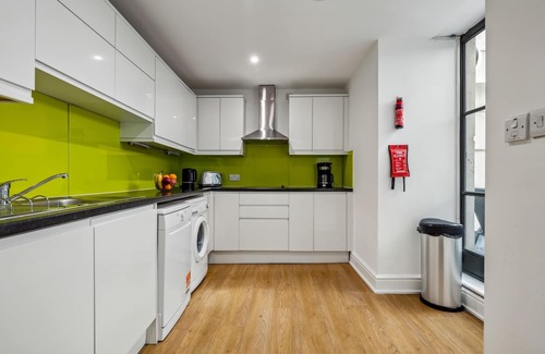 The City of London Apartment | Modern 1BR with Patio in the Heart of Holborn