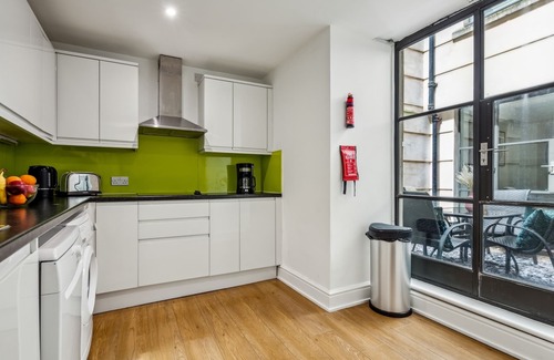 The City of London Apartment | Modern 1BR with Patio in the Heart of Holborn