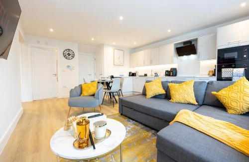 Wythenshawe Apartment | Modern 2 Bed near Wythenshawe Hospital and Manchester Airport With Parking