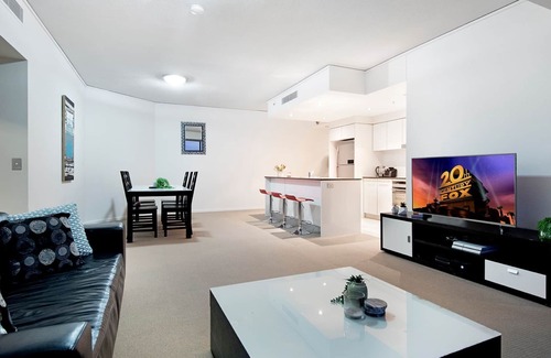 Broadbeach Apartment | Modern 2 Bedroom Apartment in Sierra Grand - CoastHM