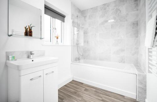 Cradley Heath Apartment | Modern 2 Bedroom Apartment - WIFI & Netflix - Secure Parking - Top Rated - 27AC