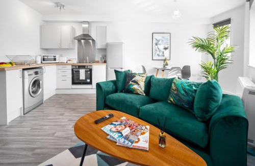 Cradley Heath Apartment | Modern 2 Bedroom Apartment - WIFI & Netflix - Secure Parking - Top Rated - 27AC