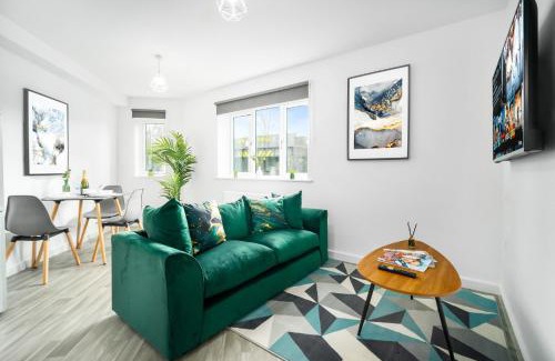 Cradley Heath Apartment | Modern 2 Bedroom Apartment - WIFI & Netflix - Secure Parking - Top Rated - 27AC