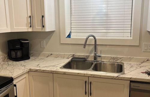 Terra Nova Apartment | Modern 2-Bedroom Apartment in a Quiet Suburb;Close to Shops, Banks, and Airport!