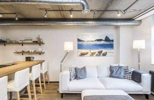 Cathedrals Apartment | Modern 2 bedroom flat in central London