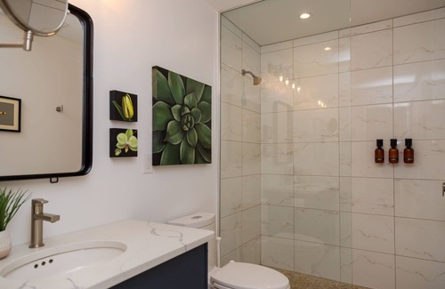 Inner Harbour Apartment | Modern 2 Bedroom Loft Downtown Kingston