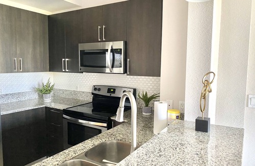 Coral Terrace Apartment | Modern 2 BR condo with downtown and city views