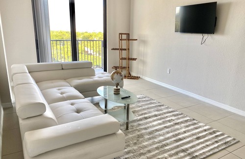 Coral Terrace Apartment | Modern 2 BR condo with downtown and city views
