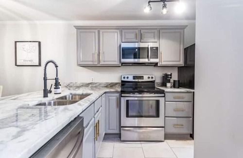 Southeast Raleigh House | Modern 2 en suite townhome near DT Raleigh