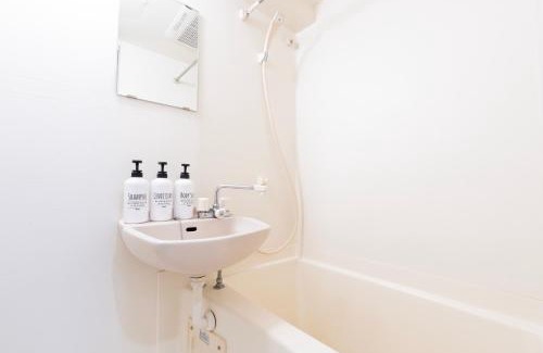 Chuo Apartment | Modern 2 Person Retreat in Nihonbashi - Steps from Kayabachō Subway & Tsukiji