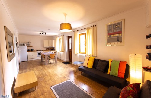 Brece Apartment | Modern 2 Twin Bed Gite can sleep up to 6